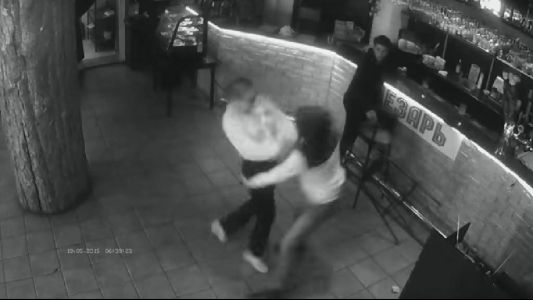 Una camarera noqueó a un hombre que quiso propasarse