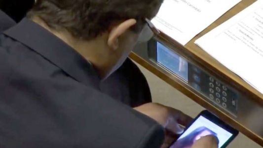 Sorprenden a un diputado viendo pornografía en plena sesión