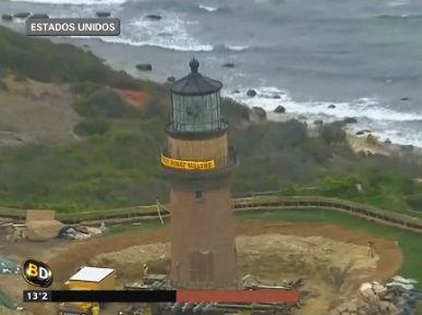 Impresionante operativo para trasladar un faro que quedó al borde de acantilados