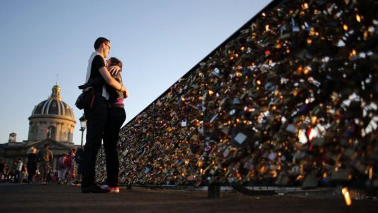 El fin de una tradición: sacan los "candados del amor" en Paris