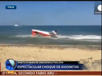 Espectacular choque de dos avionetas en una exhibición aérea