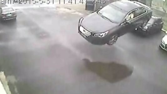 Video: un auto apareció volando y chocó contra una pared