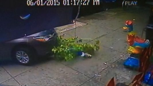 Un niño de 4 años fue atropellado por un auto fuera de control y logró sobrevivir