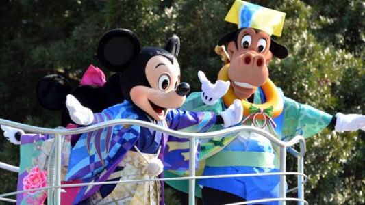 Protesta de Mickey y Goofy por injusticia laboral conmueve Disneylandia