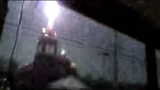 Video casero registra la caída de un rayo sobre una iglesia