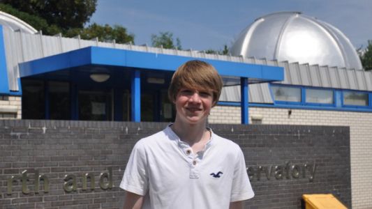 Un joven becario de 15 años descubre un nuevo planeta del tamaño de Júpiter