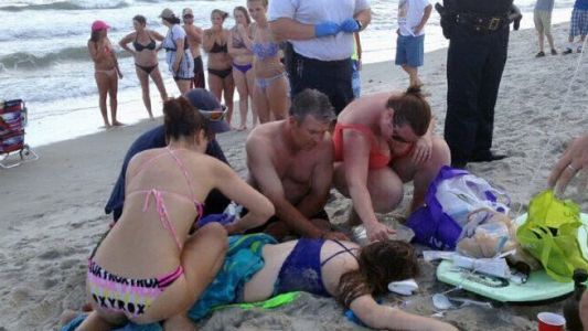 Amputaron brazos a dos adolescentes por el ataque de tiburones en una playa