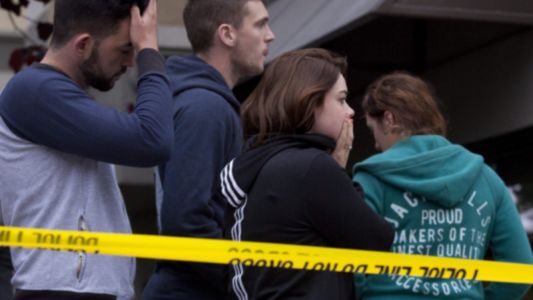 Murieron seis estudiantes al caer un balcón