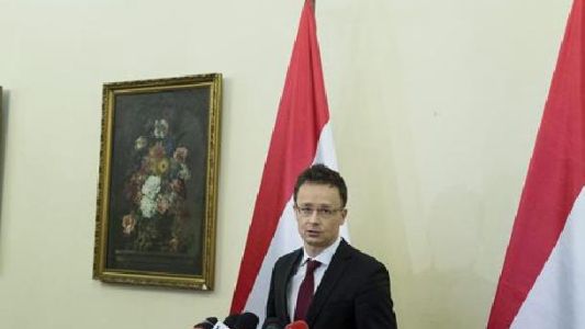 Hungría levantará un muro para cerrar su frontera con Serbia