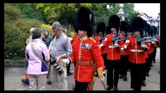 #VideoViral: Guardias reales británicos atropellan a un turista despistado