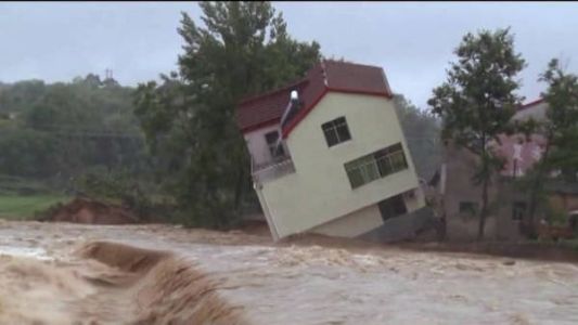 Video: la crecida en el río se llevó una casa