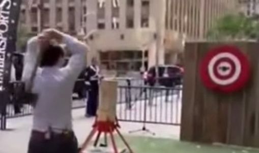 Presentador de TV casi mata a un músico al lanzar un hacha en vivo