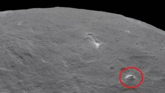 La NASA descubrió una rara pirámide en la luna más chiquita del sistema solar