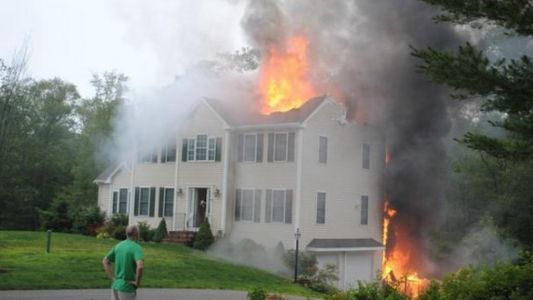 Una avioneta se estrelló contra una casa: tres muertos