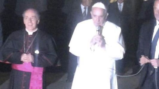 El Papa sorprendió a los fieles que hacían una vigilia y rezó con ellos a la madrugada