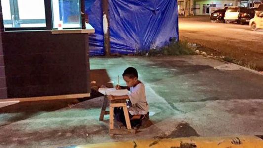 Le sacaron una foto estudiando en la calle y consiguió una beca