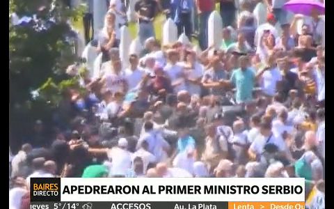 El primer ministro serbio fue apedreado por manifestantes bosnios