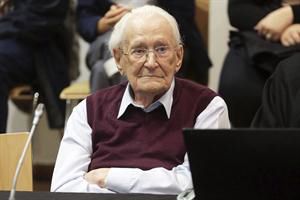 El ex contador de Auschwitz, condenado a cuatro años de cárcel por complicidad en 300.000 muertes