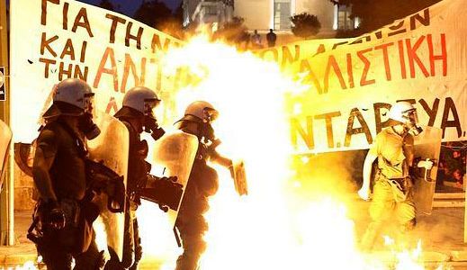 En medio de disturbios, el Parlamento griego votó un nuevo ajuste