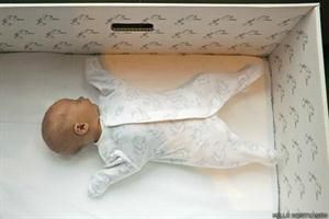 Por qué los bebes de Finlandia duermen en cajas de cartón