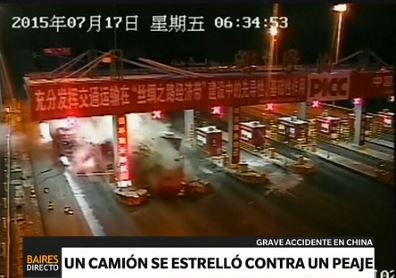 China: un camión se estrelló contra un peaje