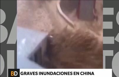 Video: dos mujeres son arrastradas por el agua en China