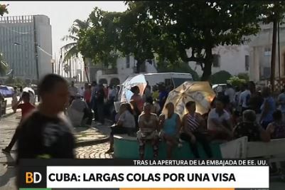 Los cubanos hacen largas colas para tramitar sus visas de Estados Unidos