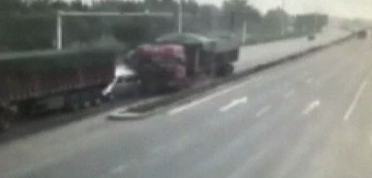 Video: Un minibús es aplastado por dos camiones en China