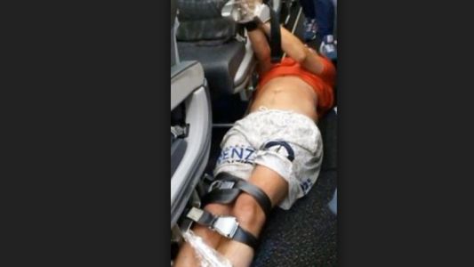 Se emborrachó en el avión, molestó a los pasajeros y lo ataron con cinta