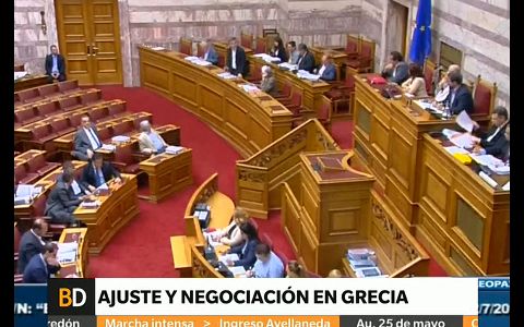 Grecia aprobó más ajustes