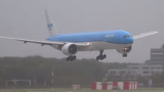 Espectacular aterrizaje en medio de una tormenta en Amsterdam