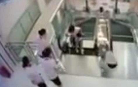 Muerte en la escalera mecánica: fuertes críticas a empleadas