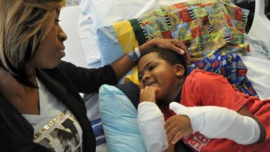 Nene de 8 años recibió un doble trasplante de mano