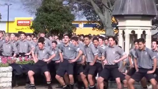 Emocionante "haka" de 2.000 jóvenes en el funeral de su profesor