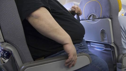 Pasajero demanda a aerolínea por "lesiones" luego de viajar con un hombre obeso
