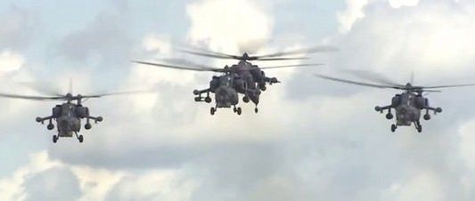 Un helicóptero de combate se estrella durante una exhibición aérea en Rusia