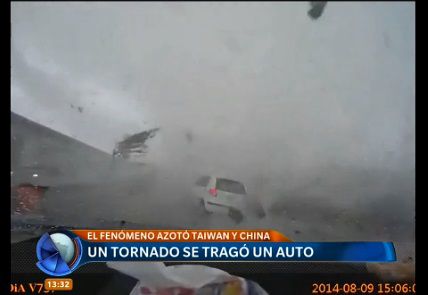 Video: un tornado se tragó un auto