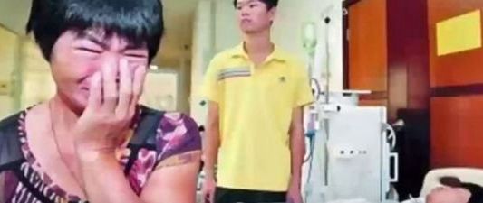 Una mujer china se ve obligada a elegir a cuál de sus hijos salvar