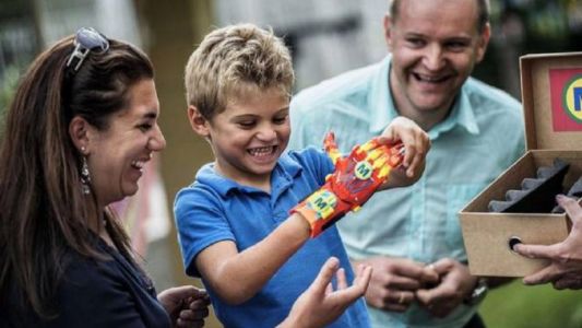 Un chico francés sin mano recibe una prótesis hecha con una impresora 3D