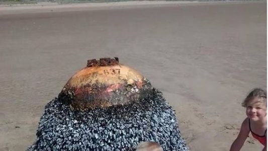 Jugaron junto a una bomba gigante creyendo que era una boya