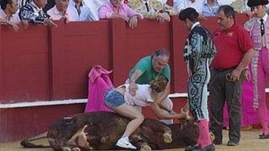 #EsViral La mujer que abrazó a un toro herido
