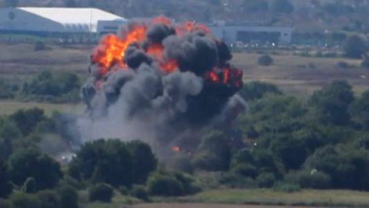 Inglaterra: un avión se estrelló contra una ruta y dejó siete muertos