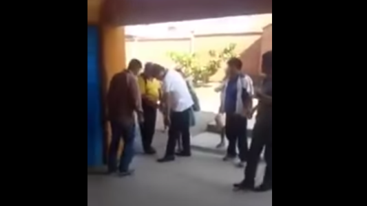 Polémica por un video en el que Evo Morales le ordena a un asistente que le ate los zapatos