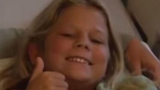 Nena de 10 años atacada por un tiburón vuelve al agua para salvar a su amiga de 6