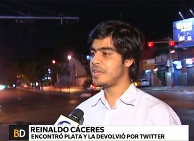 Joven encuentra dinero en la calle y lo devuelve vía Twitter