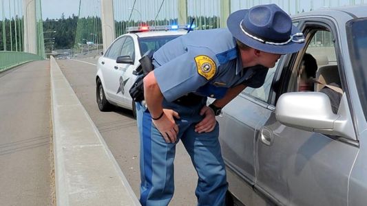 Multada por manejar en exceso de velocidad y amamantando a su bebé