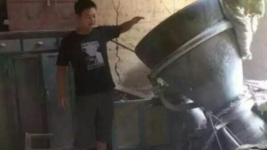 Restos de un cohete espacial le cayeron adentro de la casa