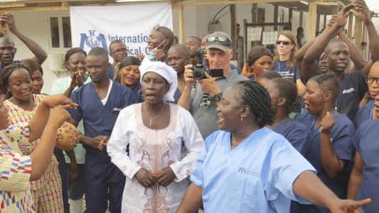 Médicos africanos bailan para festejar el fin del ébola