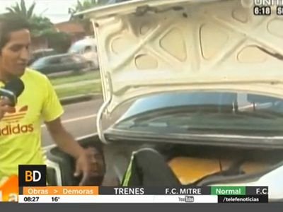 Un taxista boliviano detuvo a un ladrón y lo encerró en el baúl de su auto
