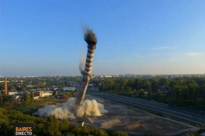 Implosionan chimenea industrial en Polonia